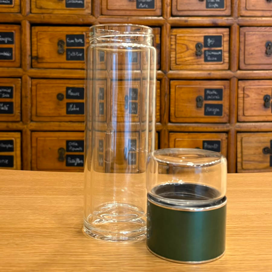 Gourde infuseur en verre, coloris vert/bleu, ouverte avec compartiment à infusion – Herboricare
