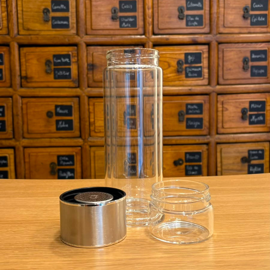 Gourde infuseur en verre, coloris gris, ouverte avec filtre inox – Herboricare