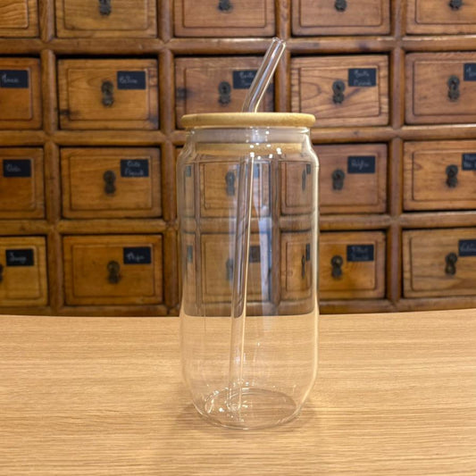 tasse en verre avec paille 